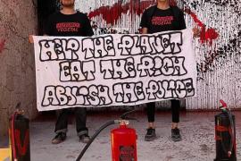 [VÍDEO] Activistes llancen pintura a la façana de la mansió de Messi a Eivissa