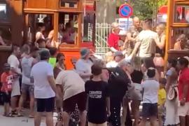 [VÍDEO] Les cues del Tren de Sóller acaben en baralla