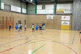 SOLLER - Aigua a la pista. Els preminis varen haver de lluitar dissabte, a ms de contra lequip rival, contra les goteres del pav