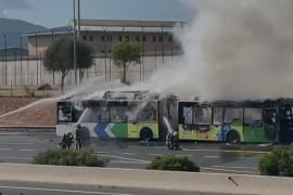 [VÍDEO] Un autobús de l'EMT de Palma s'ha incendiat aquest diumenge horabaixa a la Via de Cintura