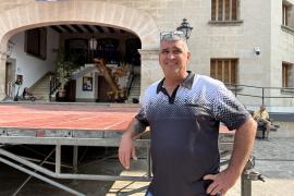 Toni Socias davant l’escenari de l’Ajuntament, que l’acollirà el dissabte.