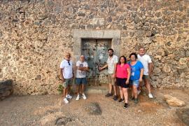 Integrants de Seny i Sentit davant la porta d'entrada a la Torre Picada.