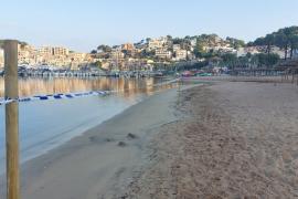 Precinte de seguretat que prohibeix el bany a la platja.