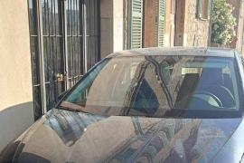Queixes de sollerics perquè els cotxes de lloguer aparquen davant els portals