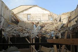 SOLLER. PATRIMONIO. El teatro Defensora de SÃÂ³ller queda en ruinas al derrumbarse su tejado. La caÃÂ­da de una pared en mal e