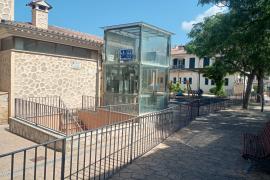 Fa sis mesos que els usuaris amb cotxets o mobilitat reduïda han de sortir per la rampa.