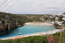 Avançam Alaior demana explicacions per «l'espectacle» del tancament de la platja de Cala en Porter.