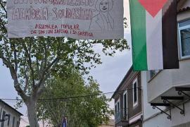 Imatge de la pancarta i la bandera palestina penjades per les celebracions de Son Sardina.