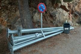 Els suports metàl·lics es troben a una vorera de la carretera.