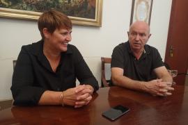 La regidora de Medi Ambient, Antònia Frau i el batle, Miquel Nadal.