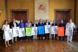 Membres de l'Associació d'Antics Blavets de Lluc i càrrecs del Consell de Mallorca durant la presentació de l'activitat.