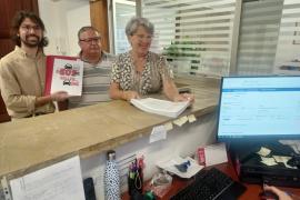 Representants d'SOS Sóller al registre.