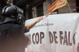 Els Mossos d'Esquadra impedeixen que la manifestació juvenil de l'Esquerra Independentista per l'11S passi pel Fossar de les Moreres