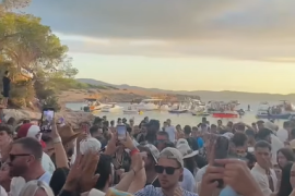 Una festa privada bloqueja l'accés a una cala pública d'Eivissa sota l'autorització del batle