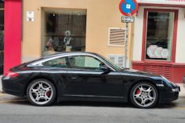 Un Porsche amb matrícula alemanya pren la plaça d'aparcament al batle de Palma