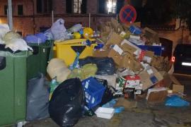 Cada vespre es repeteix aquesta imatge a la plaça del mercat.