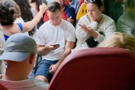 Usuaris dins un bus que cobreix la línia entre Palma i Sóller.