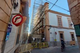 El sostre del teatre Defensora es va esbucar fa poc més d’un any.