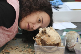Es va instal·lar una carpa laboratori al cementiri, on, després d'extreure els cossos de la fossa, s'analitzaven.