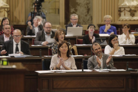 La presidenta del Govern, Francina Armengol i Biel Barceló, durant la sessió parlamentària d'aquest dimarts.