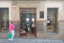 Aquests dies els clients visiten la botiga situada al carrer Bauzá.