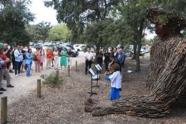 Inauguren 'Pau', una escultura feta amb restes d'arbres per a conscienciar sobre la feblesa de la Serra de Tramuntana