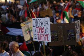 Més de 3.000 persones es manifesten a Eivissa per exigir límits al turisme i contra el «model depredador» de les Balears