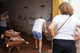 Veïns des Mercadal fent net al pas de la DANA.