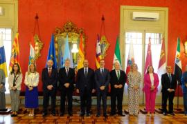 Le Senne fa lliçons de com dirigir un parlament i diu que «la creixent crispació als parlaments degrada el nivell del debat polític»