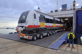 Arribada d'un nou tren per a SFM al port de Palma.
