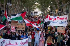 Milers de persones es manifesten a Palma per a aturar el genocidi a Palestina: '1 any de solidaritat, 76 anys de resistència'