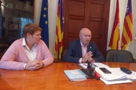 La regidora de Cultura, Antònia Frau i el batle, Miquel Nadal.