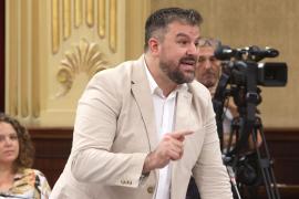 Lluís Apesteguia, dirigent de MÉS per Mallorca, durant una sessió de control al Parlament.