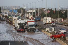Molts camions de subministrament s'han vist afectats per la DANA al País Valencià.