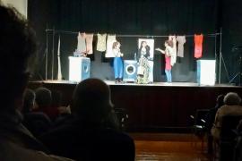 SOLLER - TEATRO - Lâobra âLes Preposicionsâ omple el teatre VictÃ²ria.