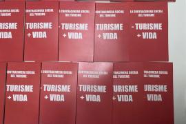Imatge del llibre d'articles sobre de la Contracimera Social del Turisme presentat per 'Menys turisme, més vida'.