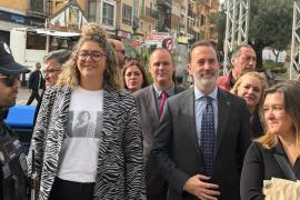 Una regidora d'Inca rep Le Senne al Dijous Bo amb una imatge d'Aurora Picornell i les Roges del Molinar