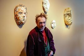 Imatge de l'artista felanitxer Miquel Barceló envoltat per les seves creacions ceràmiques.