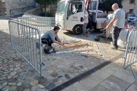 Els treballadors col·loquen la pedra en un tram de paviment.