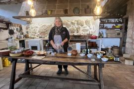 Joana Dols mostra com fer un pa amb oli a la visita.