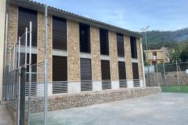 L’edifici té dues plantes dotades amb un total de sis aules.