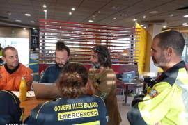 Reunió de coordinació entre els professionals d’emergències. Al centre, Toni Suñer.