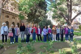 Una vintena de dones, convocades pel Moviment Feminista de Mallorca, han homenatjat aquest dissabte les víctimes de violència masclista.