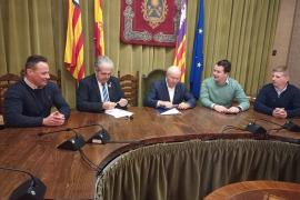 El conseller, Rafel Bosch i el batle, Miquel Nadal, al centre.