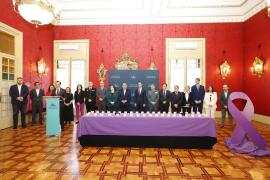 [VÍDEO] El Parlament encén una espelma per cadascuna de les 41 víctimes de violència masclista a l'Estat espanyol durant el 2024