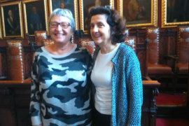 La consellera de Serveis Socials i Cooperació, Fina Santiago, ha signat aquest dilluns el conveni de col·laboració amb l'Ajuntament de Palma.