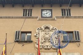 Imatge d’aquesta setmana de la façana de l’Ajuntament, la qual tornarà a marcar l’hora el 2025.