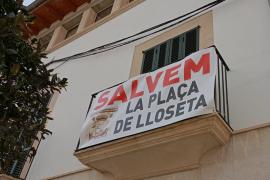 Lloseta penja pancartes per a defensar la plaça