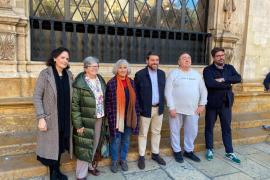 Un banc amb forma d'harmònica per a recordar i homenatjar Víctor Uris