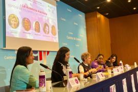 Imatge d'una de les taules de debat del ‘II Congrés Internacional sobre l'explotació de dones i nines’.